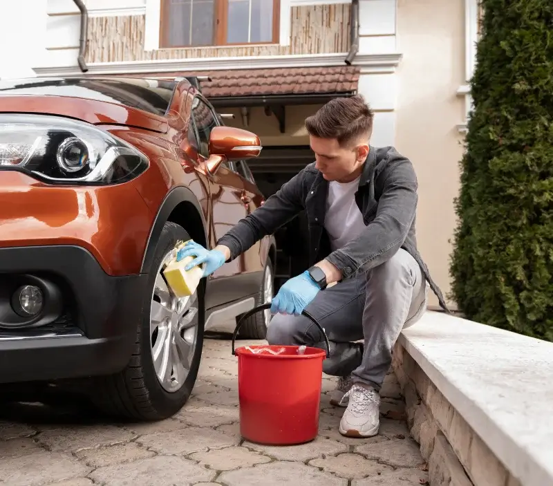 Lavage auto à domicile Châteauneuf-de-Galaure : professionnel intervenant sur un véhicule